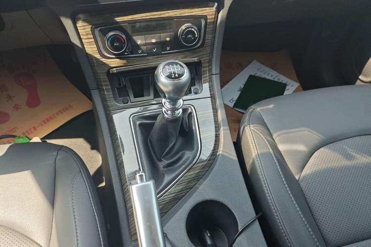 Used Zotye T600 2017 1.5T Manual Luxury New Year Edition Gear Lever