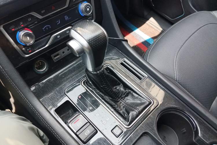Used Zotye T600 Coupe 2017 1.5T Automatic Luxury Model Gear Lever