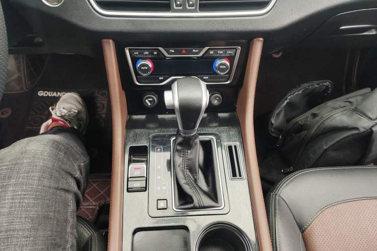 Used Zotye T600 Coupe 2017 1.5T Automatic Luxury Model Gear Lever