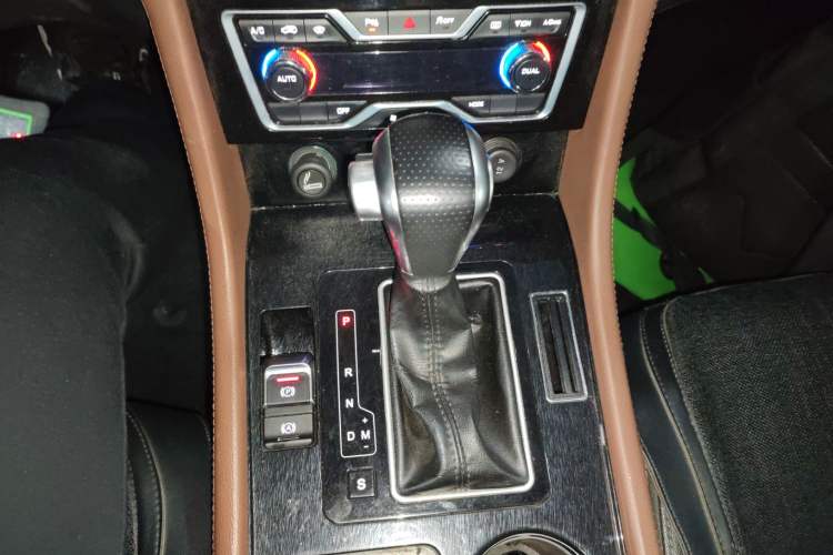 Used Zotye T600 Coupe 2017 1.5T Automatic Luxury Model Gear Lever