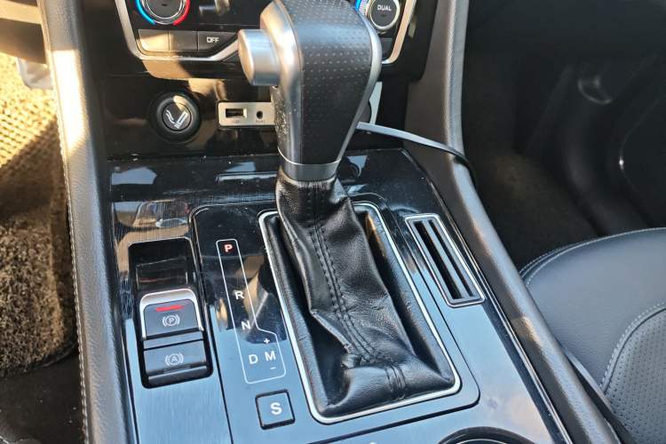 Used Zotye T600 Coupe 2017 1.5T Automatic Luxury Model Gear Lever