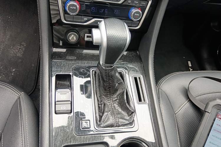 Used Zotye T600 Coupe 2017 1.5T Automatic Luxury Model Gear Lever