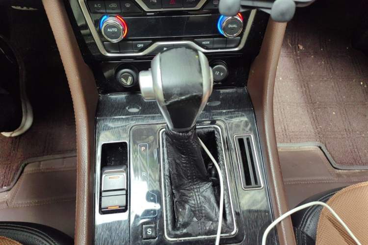 Used Zotye T600 Coupe 2017 1.5T Automatic Luxury Model Gear Lever