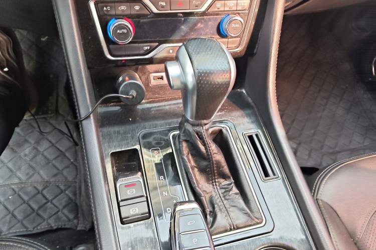 Used Zotye T600 Coupe 2017 1.5T Automatic Luxury Model Gear Lever