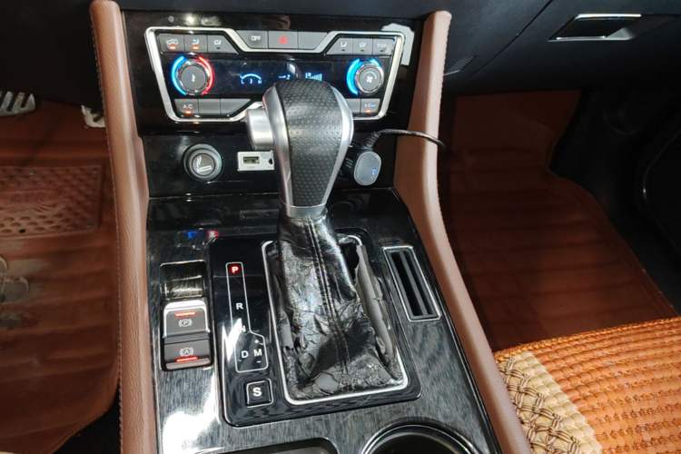 Used Zotye T600 Coupe 2017 1.5T Automatic Luxury Model Gear Lever