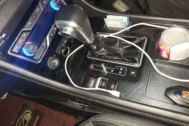 Used Zotye T600 Coupe 2017 1.5T Automatic Luxury Model Gear Lever