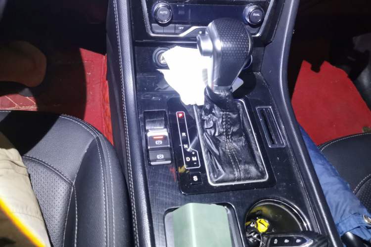 Used Zotye T600 Coupe 2017 1.5T Automatic Luxury Model Gear Lever