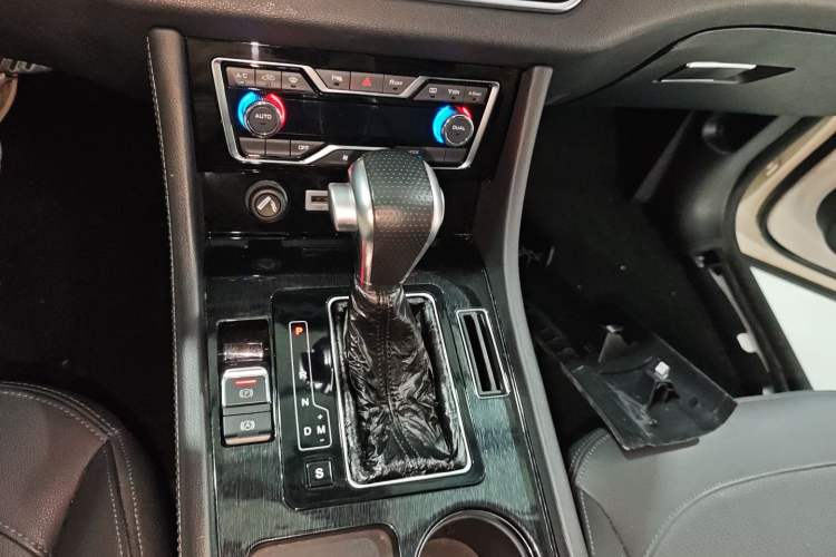 Used Zotye T600 Coupe 2017 1.5T Automatic Luxury Model Gear Lever