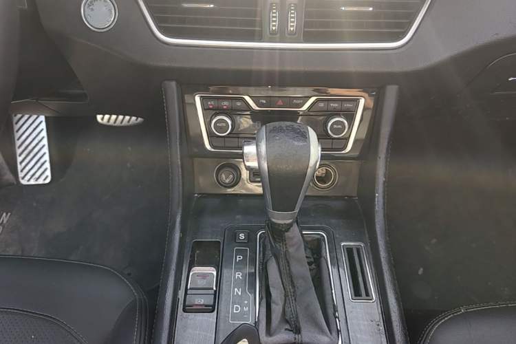 Used Zotye T600 Coupe 2017 1.5T Automatic Luxury Model Gear Lever