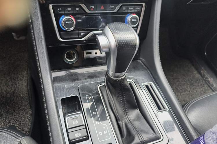 Used Zotye T600 Coupe 2017 1.5T Automatic Luxury Model Gear Lever