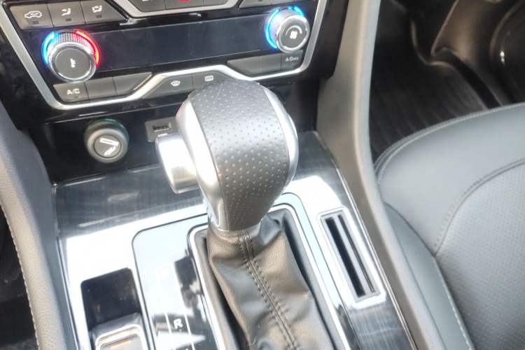 Used Zotye T600 Coupe 2017 1.5T Automatic Luxury Model Gear Lever