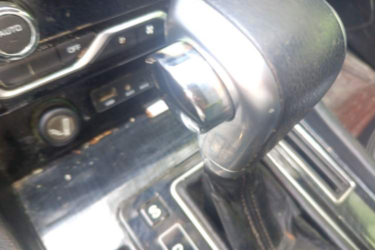 Used Zotye T600 Coupe 2017 1.5T Automatic Luxury Model Gear Lever