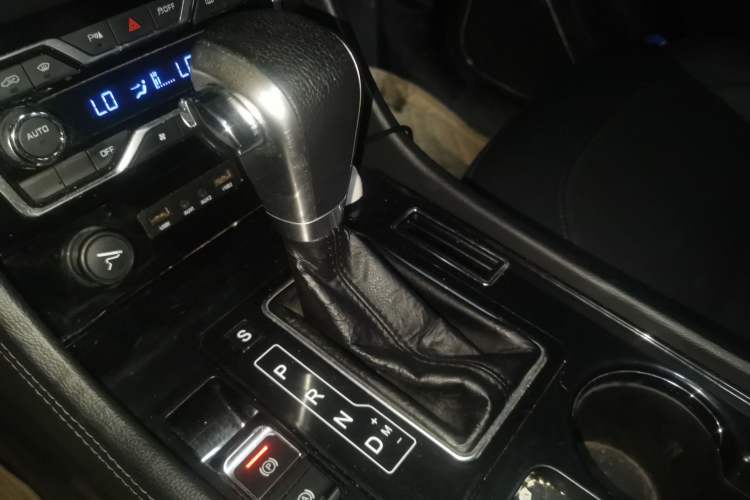 Used Zotye T600 Coupe 2017 1.5T Automatic Luxury Model Gear Lever