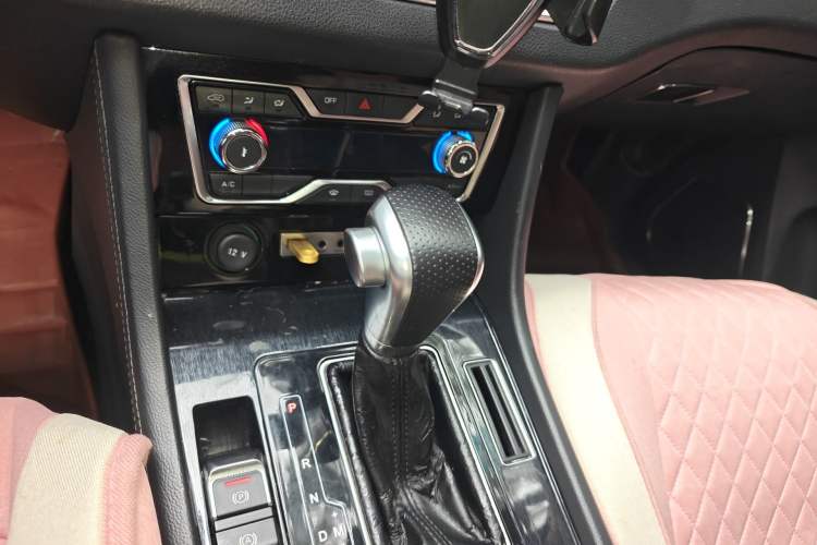 Used Zotye T600 Coupe 2017 1.5T Automatic Luxury Model Gear Lever