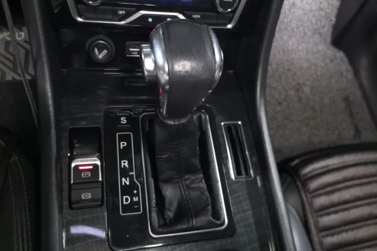 Used Zotye T600 Coupe 2017 1.8T Automatic Prestige Model Gear Lever