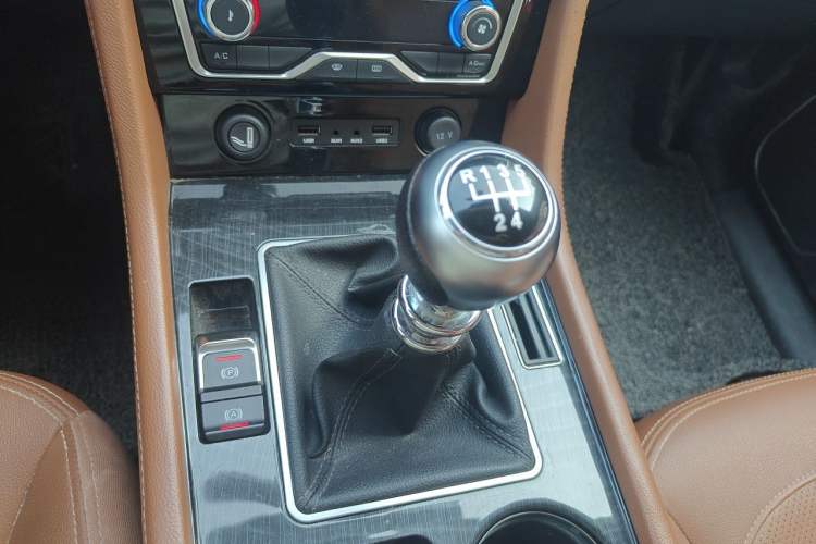 Used Zotye T600 Coupe 2017 1.5T Manual Luxury Model Gear Lever