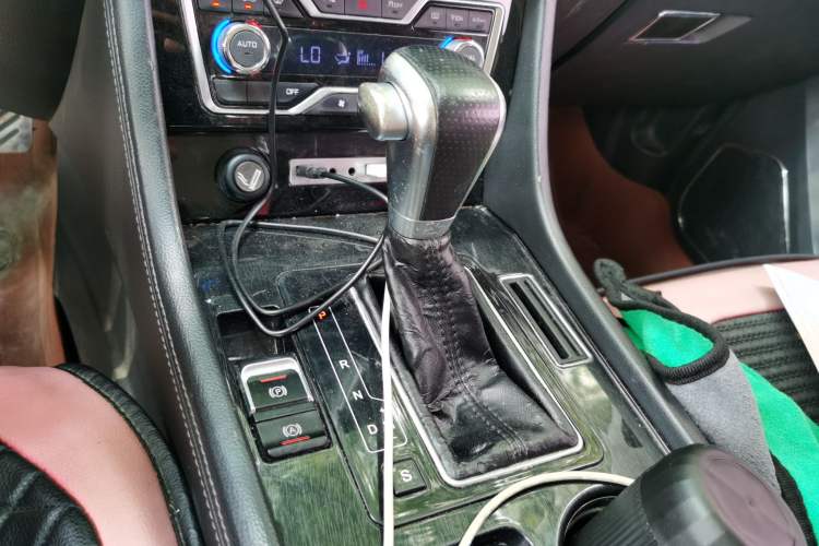 Used Zotye T600 Coupe 2017 1.5T Automatic Luxury Model Gear Lever