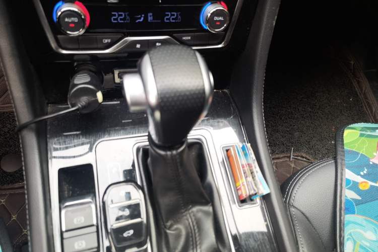 Used Zotye T600 Coupe 2017 1.5T Automatic Luxury Model Gear Lever
