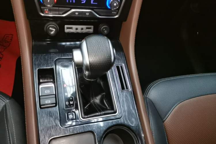 Used Zotye T600 Coupe 2017 1.5T Automatic Luxury Model Gear Lever