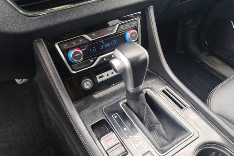 Used Zotye T600 Coupe 2017 1.5T Automatic Luxury Model Gear Lever