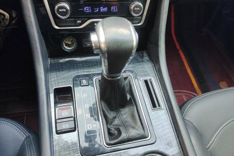 Used Zotye T600 Coupe 2017 1.8T Automatic Luxury Model Gear Lever