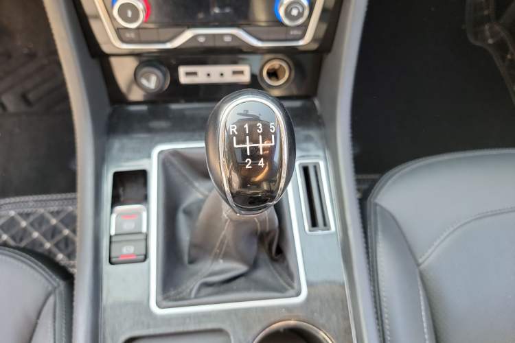 Used Zotye T600 Coupe 2017 1.5T Manual Luxury Model Gear Lever