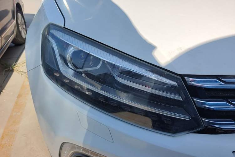 Used Zotye T600 Coupe 2017 1.5T Automatic Luxury Model Right Front Headlight