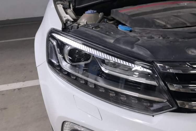 Used Zotye T600 Coupe 2017 1.8T Automatic Prestige Model Right Front Headlight