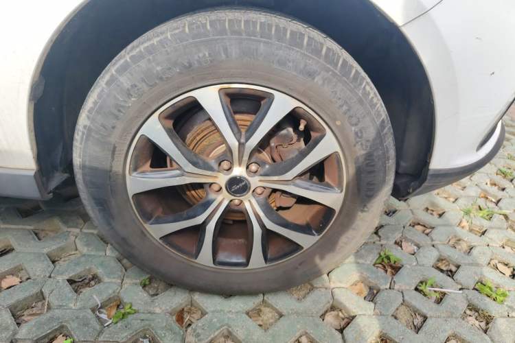 Used Zotye T600 Coupe 2017 1.5T Automatic Luxury Model Right Front Wheel Hub