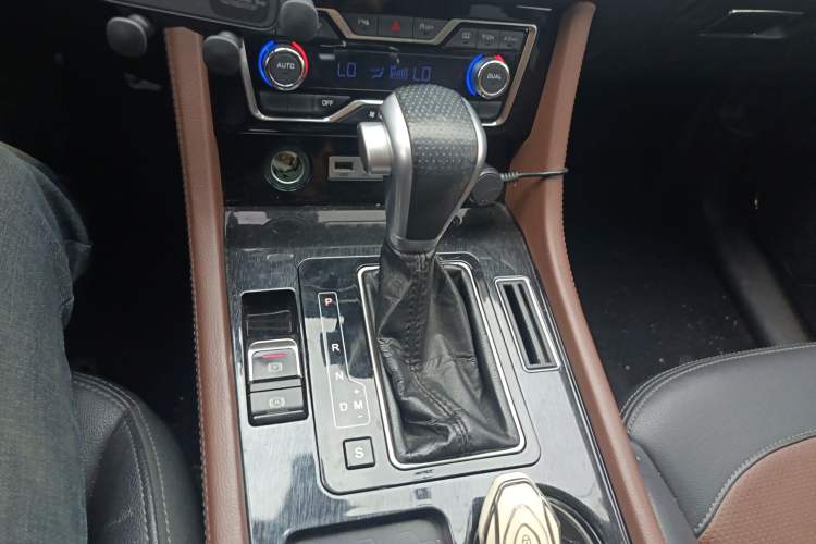 Used Zotye T600 Coupe 2017 1.5T Automatic Luxury Model Gear Lever