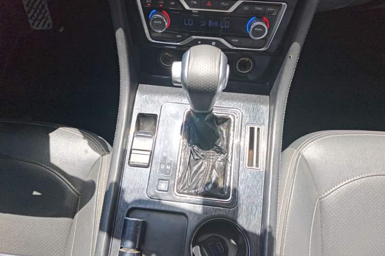 Used Zotye T600 Coupe 2017 1.5T Automatic Luxury Model Gear Lever