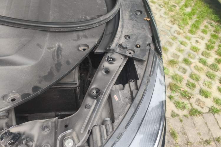 Used Zotye T700 2017 1.8T Dual-Clutch Prestige Model Engine Bay Left