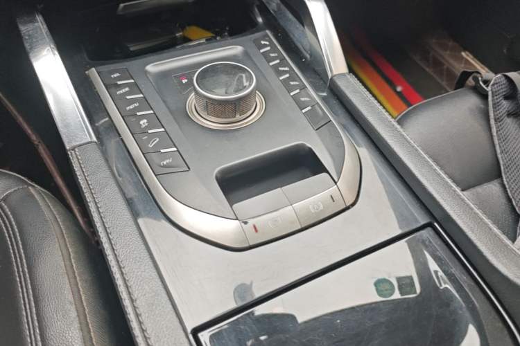 Used Zotye T700 2017 1.8T Dual-Clutch Prestige Model Gear Lever