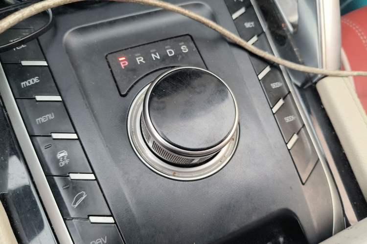Used Zotye T700 2017 1.8T Dual-Clutch Prestige Model Gear Lever