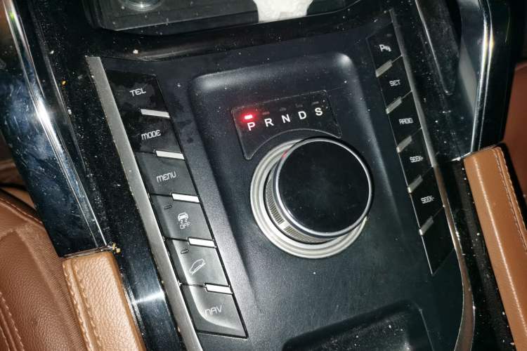 Used Zotye T700 2017 1.8T Dual-Clutch Prestige Model Gear Lever
