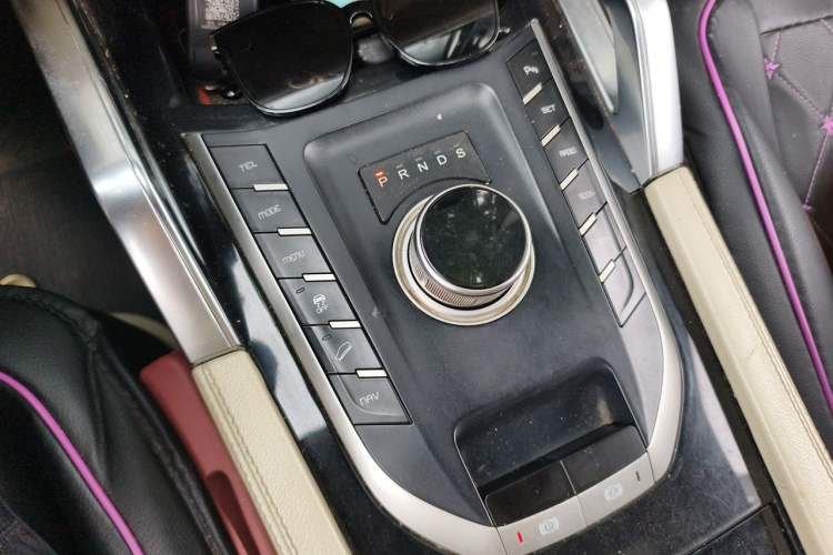 Used Zotye T700 2017 1.8T Dual-Clutch Luxury Model Gear Lever