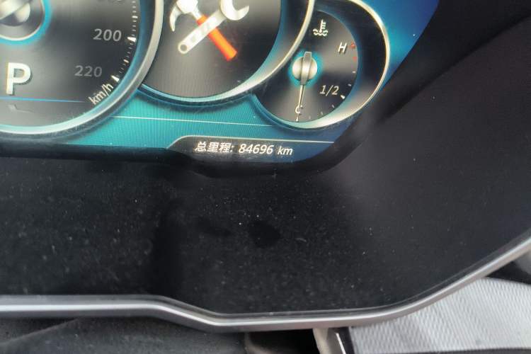 Used Zotye T700 2017 1.8T Dual-Clutch Prestige Model Odometer Close Up