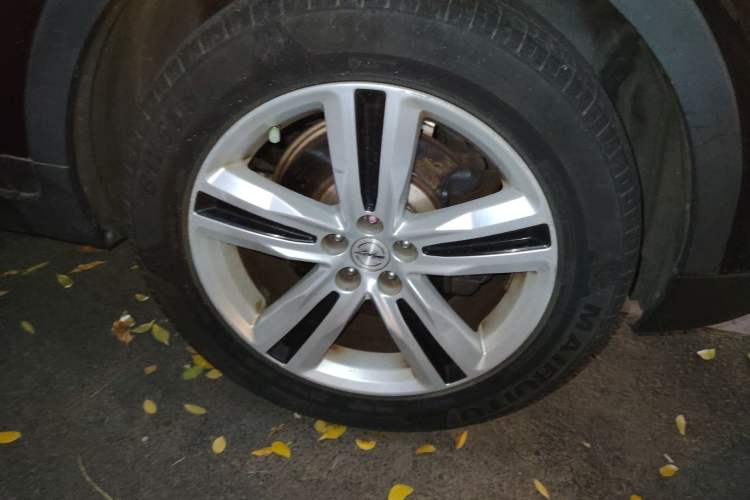 Used Zotye T700 2017 1.8T Dual-Clutch Luxury Model Right Front Wheel Hub
