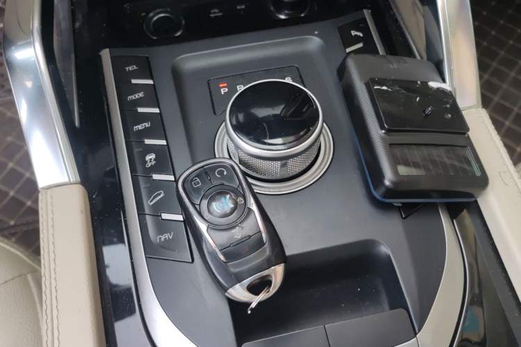 Used Zotye T700 2017 1.8T Dual-Clutch Prestige Model Gear Lever