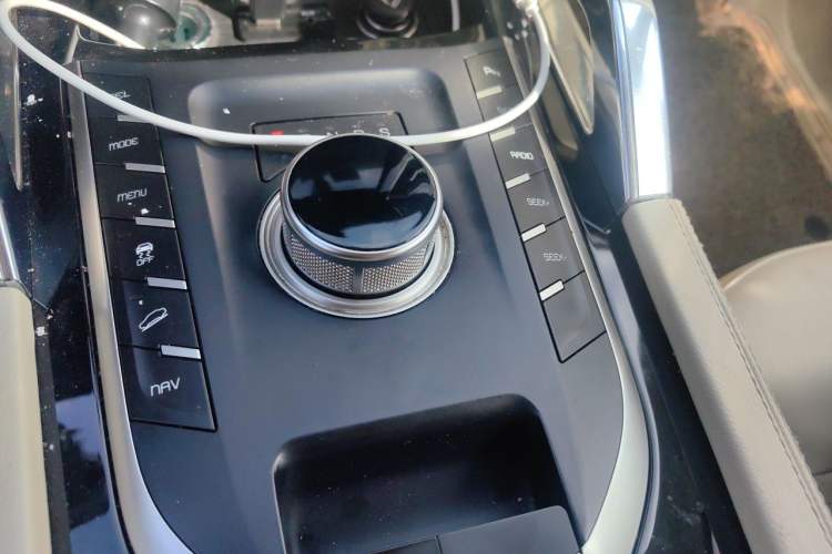 Used Zotye T700 2017 1.8T Dual-Clutch Prestige Model Gear Lever