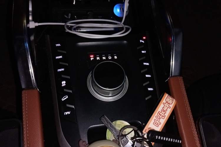 Used Zotye T700 2017 1.8T Dual-Clutch Prestige Model Gear Lever