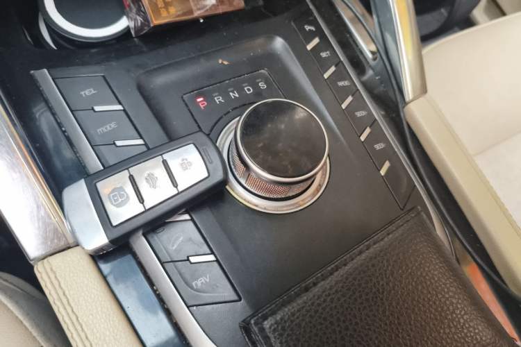 Used Zotye T700 2017 1.8T Dual-Clutch Prestige Model Gear Lever