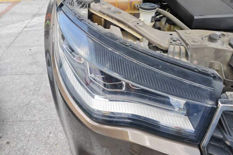Used Zotye T700 2017 1.8T Dual-Clutch Prestige Model Right Front Headlight