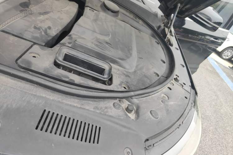 Used Zotye T700 2017 1.8T Dual-Clutch Luxury Model Engine Bay Left