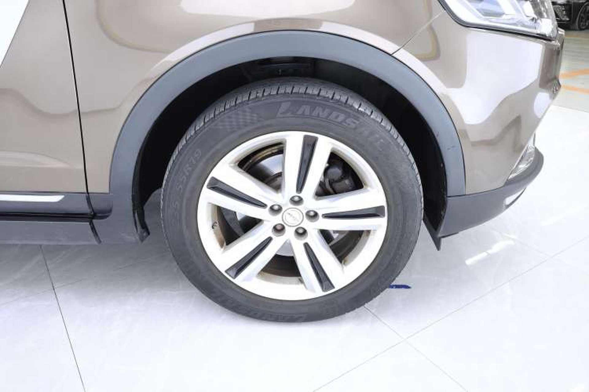 Used Zotye T700 2017 1.8T Dual-Clutch Prestige Model Right Front Wheel Hub
