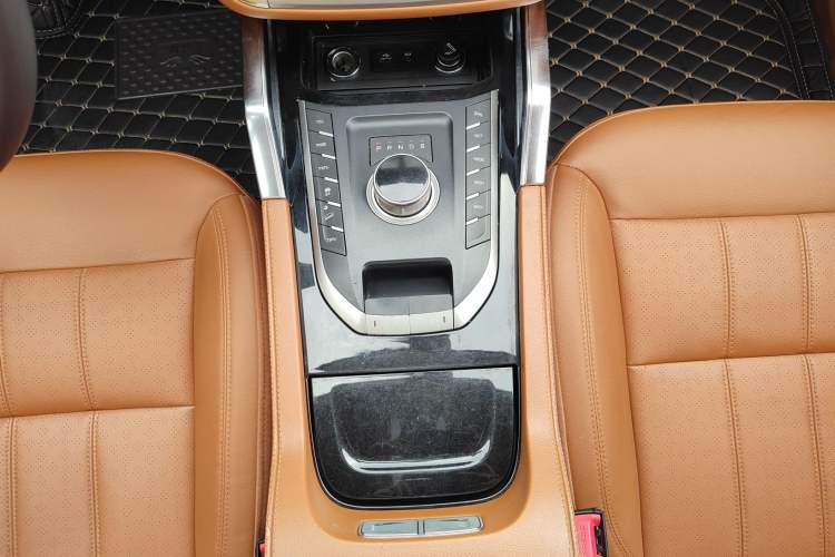 Used Zotye T700 2017 1.8T Dual-Clutch Prestige Model Gear Lever