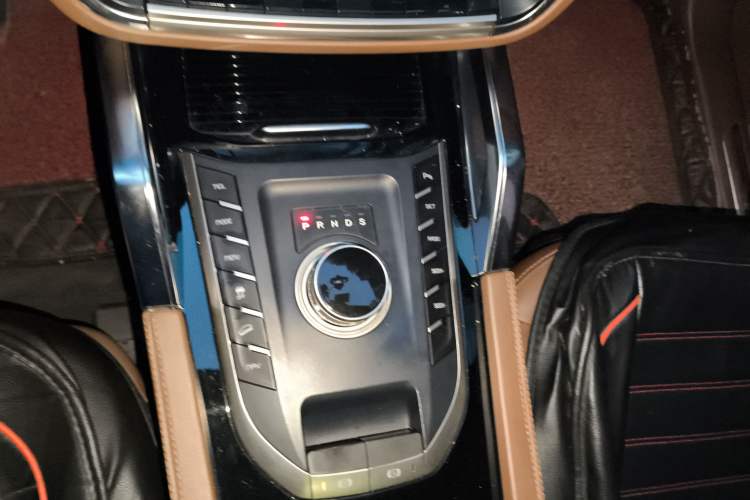 Used Zotye T700 2017 1.8T Dual-Clutch Prestige New Year Edition Gear Lever