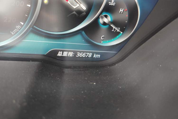 Used Zotye T700 2017 1.8T Dual-Clutch Prestige Model Odometer Close Up