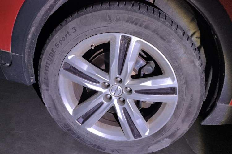 Used Zotye T700 2017 1.8T Dual-Clutch Luxury Model Right Front Wheel Hub