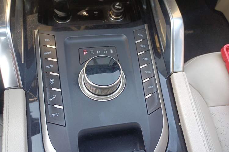 Used Zotye T700 2017 1.8T Dual-Clutch Prestige Model Gear Lever
